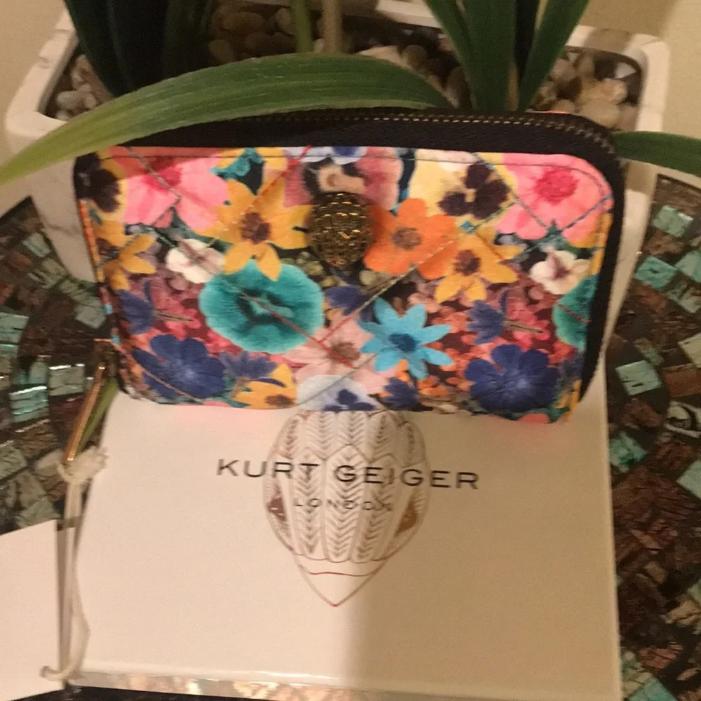 KURT GEIGER Small Zip Around Wallet Nylon Floral OPEN MISCELLANEOUS - Picture 3 of 17